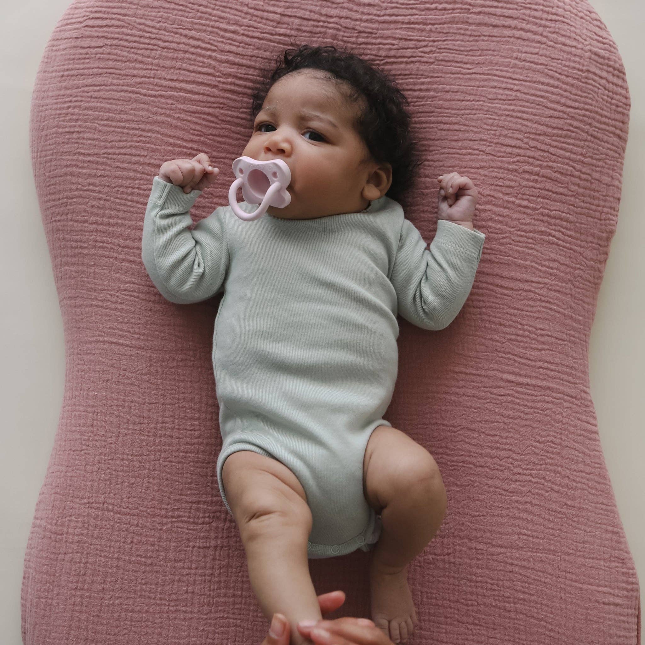 Snuggle Me Organic - Lounger Curve Muslin Cover | Gumdrop