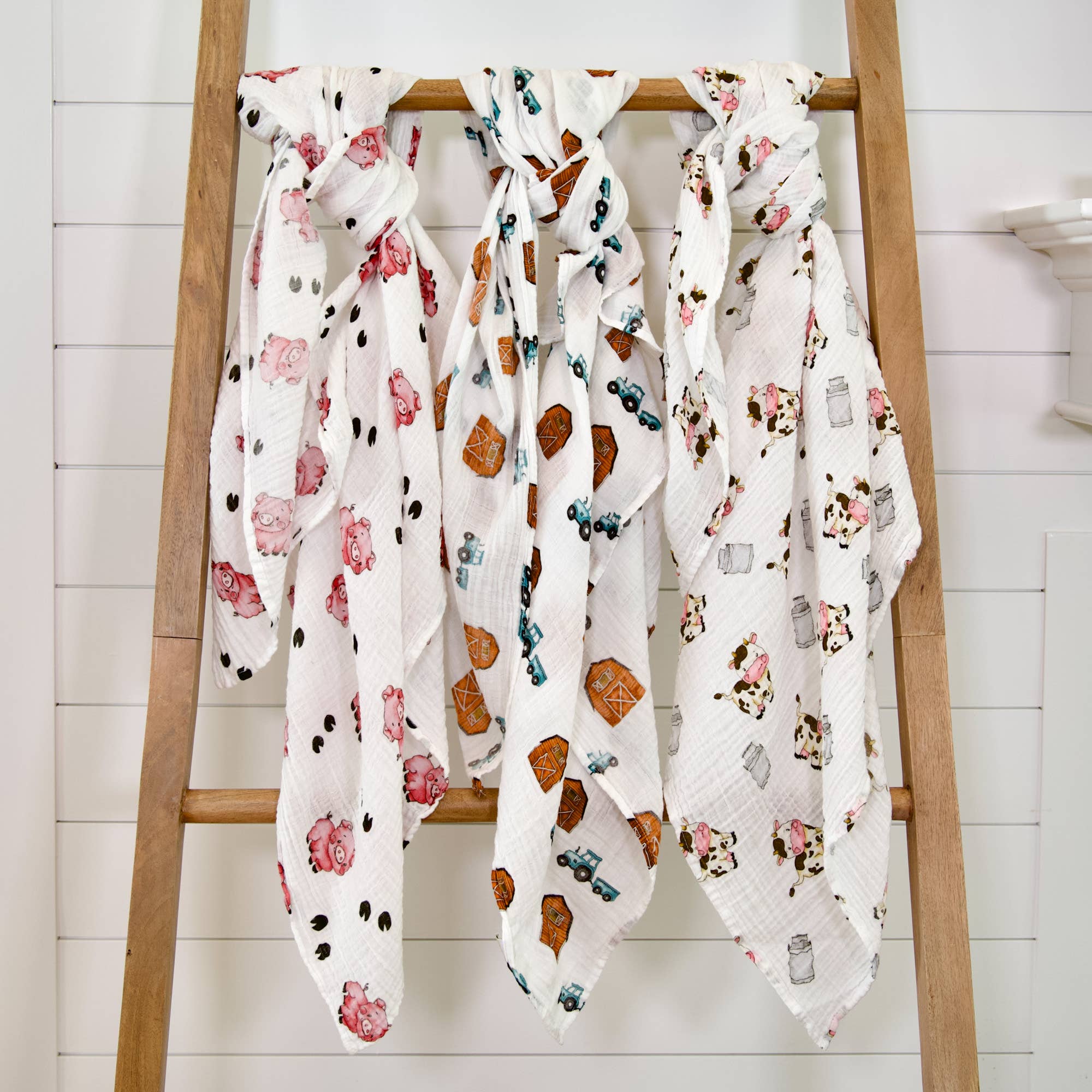 LollyBanks - The Cow Says Moo - Baby Swaddle Blanket Set