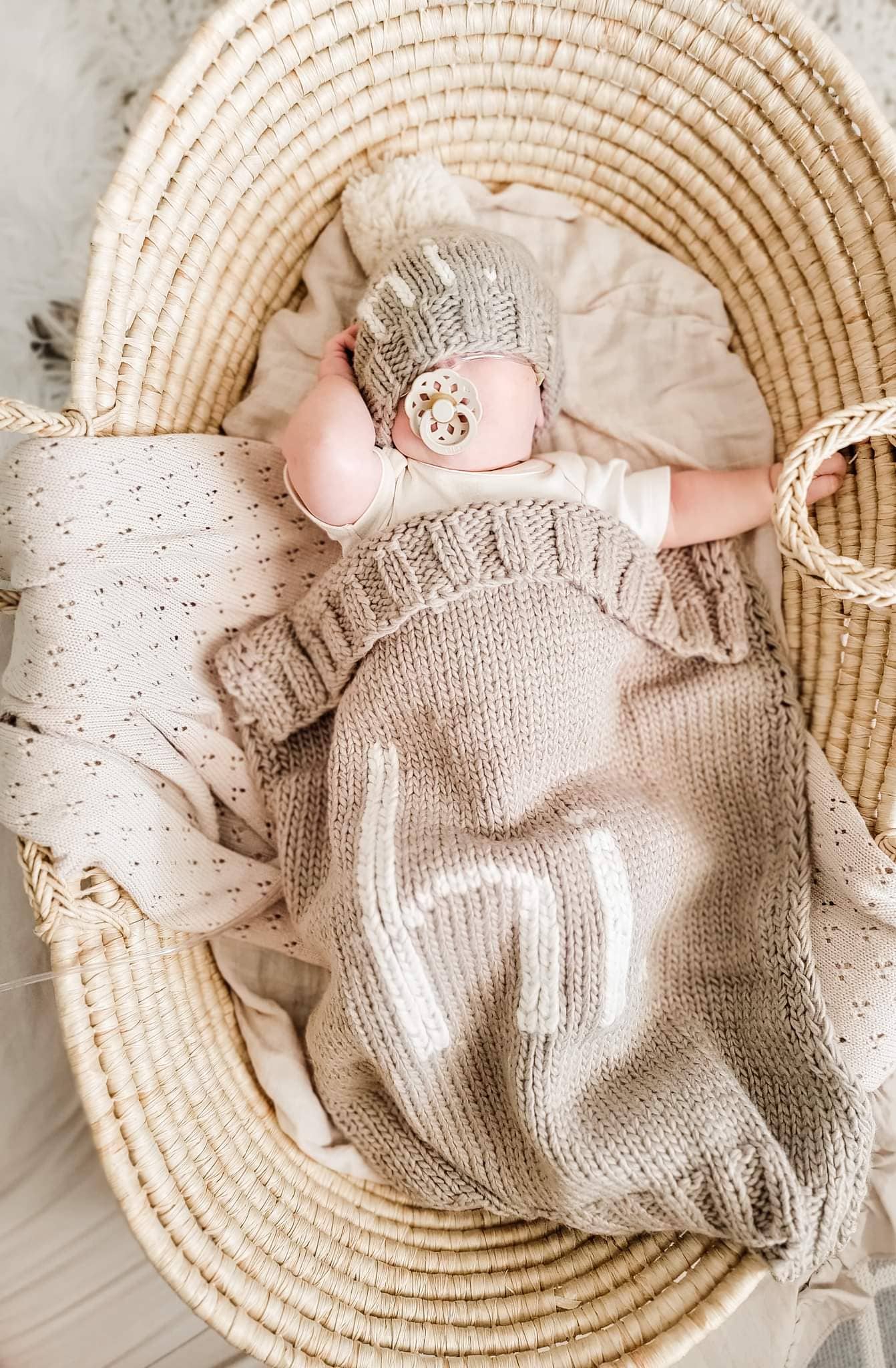 Huggalugs - hi. Hand Knit Blanket Pebble Flower Bunny Beanie White/Multi
